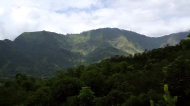 Soğuk bir öğleden sonra, Sembalun, Lombok 'daki tepelerin manzarası.