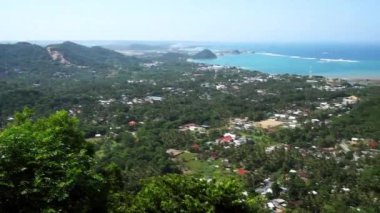 Kuzey Lombok 'a tepeden baktığımızda Kuta plajını ve gün boyunca oturanların evlerini görüyoruz.