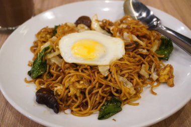 Kızarmış yumurta ve sağlıklı sebzeli tatlı erişte.