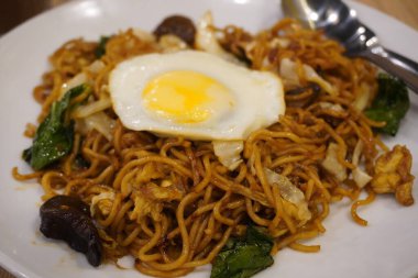 Kızarmış yumurta ve sağlıklı sebzeli tatlı erişte.