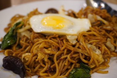 Kızarmış yumurta ve sağlıklı sebzeli tatlı erişte.