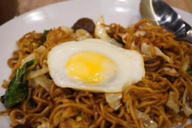 Kızarmış yumurta ve sağlıklı sebzeli tatlı erişte.