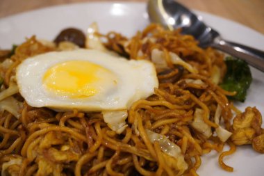 Kızarmış yumurta ve sağlıklı sebzeli tatlı erişte.