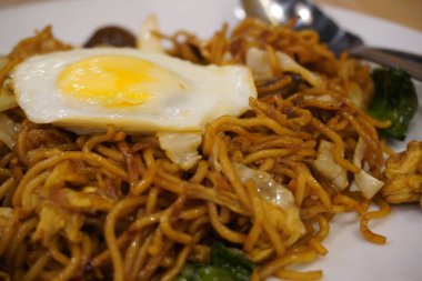 Kızarmış yumurta ve sağlıklı sebzeli tatlı erişte.