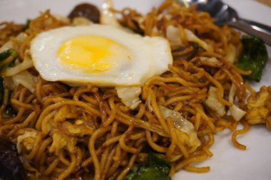 Kızarmış yumurta ve sağlıklı sebzeli tatlı erişte.