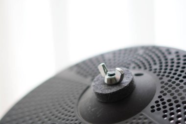 Yamaha davul dtx serisinden bulanık beyaz arkaplanlı zil