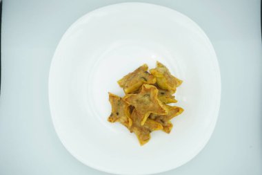 Beyaz bir tabakta kızarmış hamur köftesi.