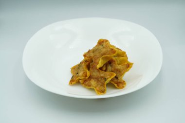 Beyaz bir tabakta kızarmış hamur köftesi.