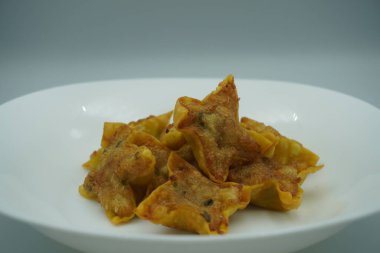 Beyaz bir tabakta kızarmış hamur köftesi.