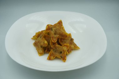 Beyaz bir tabakta kızarmış hamur köftesi.