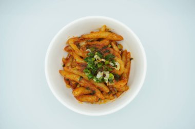 Bir kase baharatlı Lou Shu fanatiği ve üstünde taze soğan ve beyaz arka plan. Çin yemeği.