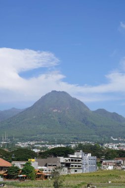 Endonezya 'da sabah dağların, pirinç tarlalarının ve açık gökyüzünün geniş manzarası
