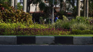 Sabahleyin Malang 'ın Arabasız Günü bölgesinde siyah beyaz boyalı bir ev.