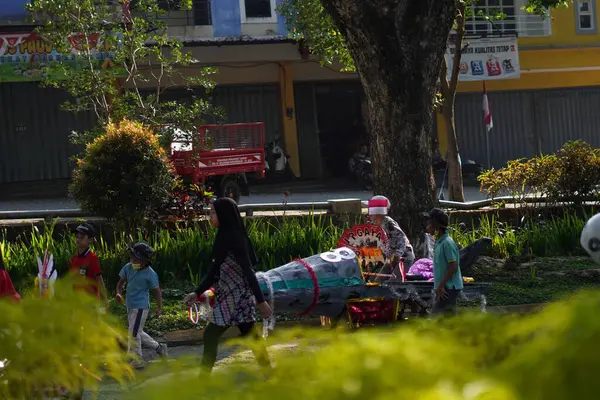 Endonezya 'nın bağımsızlığını kutlamak için bisiklete binen çocuklar