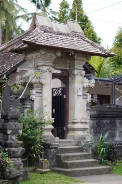 Tipik taştan yapılmış bir Balili evinin giriş kapısı.