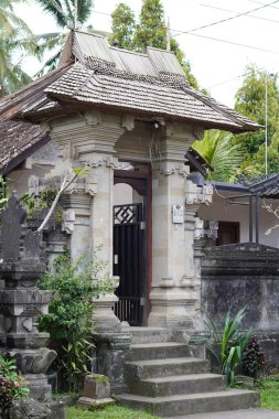 Tipik taştan yapılmış bir Balili evinin giriş kapısı.