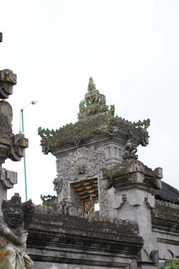 Tipik Bali oyma taşından yapılmış gri renkli bina