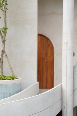 Bali 'de beyazlar içinde modern minimalist tarzı olan çok katlı bir otel binası.