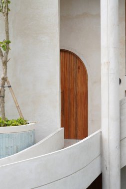 Bali 'de beyazlar içinde modern minimalist tarzı olan çok katlı bir otel binası.