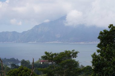 Kintamani, Bali 'deki Batur Dağı' nın manzarası. Yoğun bulutlarla dolu soğuk bir öğleden sonra.