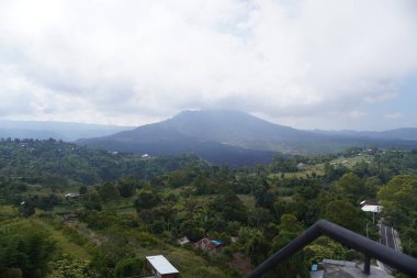 Kintamani, Bali 'deki Batur Dağı' nın manzarası. Yoğun bulutlarla dolu soğuk bir öğleden sonra.