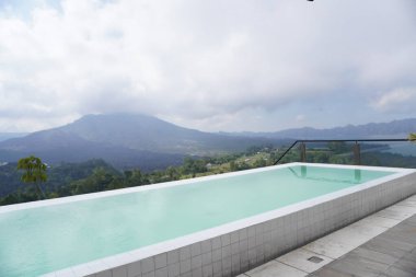 Kintamani, Bali 'deki Batur Dağı manzaralı bir kafenin çatısı.