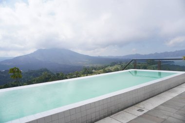 Kintamani, Bali 'deki Batur Dağı manzaralı bir kafenin çatısı.