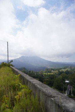 Kintamani, Bali 'deki Batur Dağı' nın manzarası. Yoğun bulutlarla dolu soğuk bir öğleden sonra.