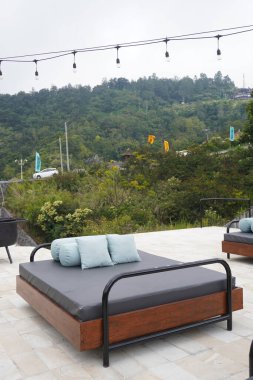 Bir kafenin çatısında yatak ve destek yastıkları var.