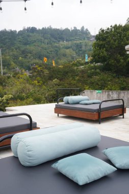 Bir kafenin çatısında yatak ve destek yastıkları var.