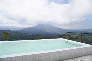 Kintamani, Bali 'deki Batur Dağı manzaralı bir kafenin çatısı.