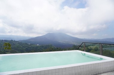 Kintamani, Bali 'deki Batur Dağı manzaralı bir kafenin çatısı.