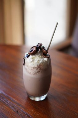 Köpüklü ve mısır gevrekli soğuk çikolatalı milkshake.