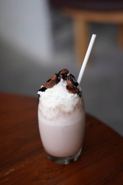 Köpüklü ve mısır gevrekli soğuk çikolatalı milkshake.