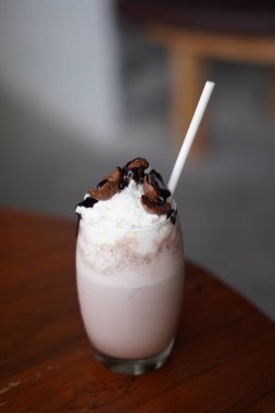Köpüklü ve mısır gevrekli soğuk çikolatalı milkshake.