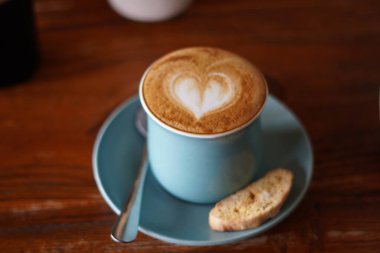 Yanında kabuklu ekmek olan sıcak kapuçino.