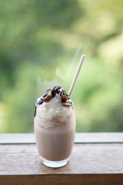 Köpüklü ve mısır gevrekli soğuk çikolatalı milkshake.