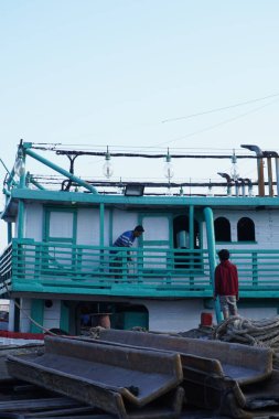 Benoa Limanı 'nda çalışan bir adam. Öğleden sonra bir gemi yanaştı.