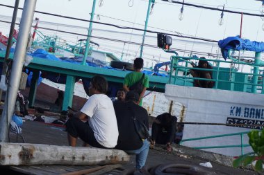 Benoa Limanı 'nda çalışan bir adam. Öğleden sonra bir gemi yanaştı.