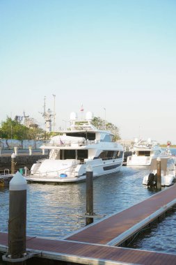 Terkedilmiş bir limana bir yolcu gemisi yanaştı..