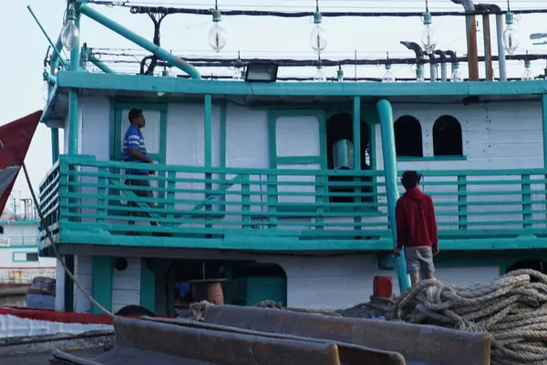 Benoa Limanı 'nda çalışan bir adam. Öğleden sonra bir gemi yanaştı.