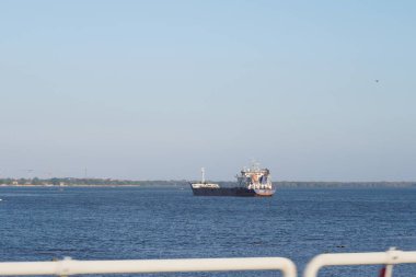 Okyanusta giden bir gemi Bali Mandara otobanından görüldü.