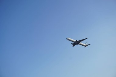 Öğleden sonra mavi gökyüzü olan bir uçak havaalanından havalandı.
