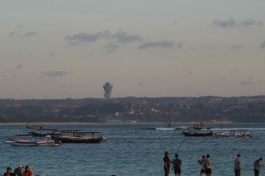 Kelan Sahili, Bali ziyaretçileri, öğleden sonra manzaranın tadını çıkarıyorlar.