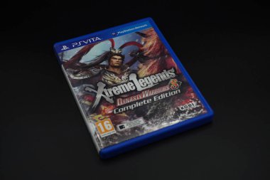 Siyah arkaplanı olan PlayStation Vita oyun kutusu Dynasty Warrior