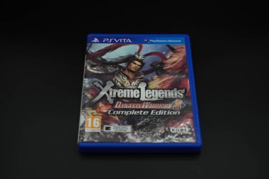 Siyah arkaplanı olan PlayStation Vita oyun kutusu Dynasty Warrior