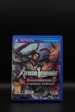 Siyah arkaplanı olan PlayStation Vita oyun kutusu Dynasty Warrior