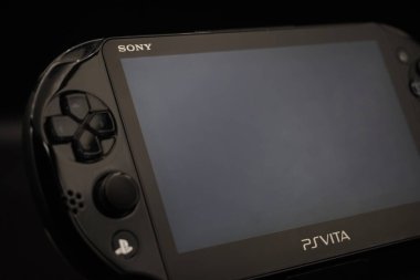 PlayStation Vita taşınabilir konsolu siyah arkaplanlı