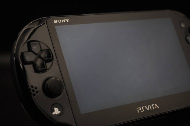 PlayStation Vita taşınabilir konsolu siyah arkaplanlı