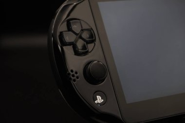 Siyah arkaplan ile Siyah PlayStation Vita konsol düğmeleri